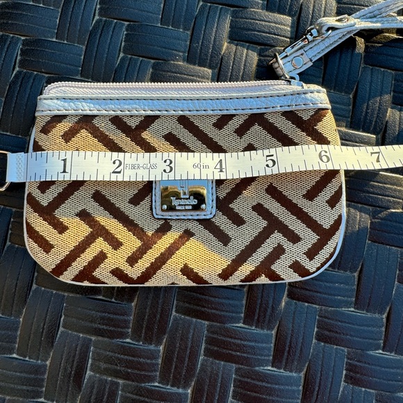 Tignanello Wristlet Tan Brown Zipper Zipper 6inches - Picture 5 of 5